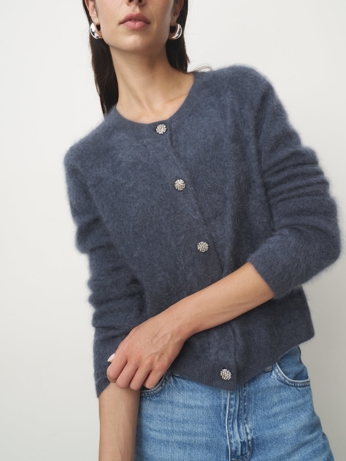 Modell trägt einen navyblauen Kaschmir-Pullover von ESISTO