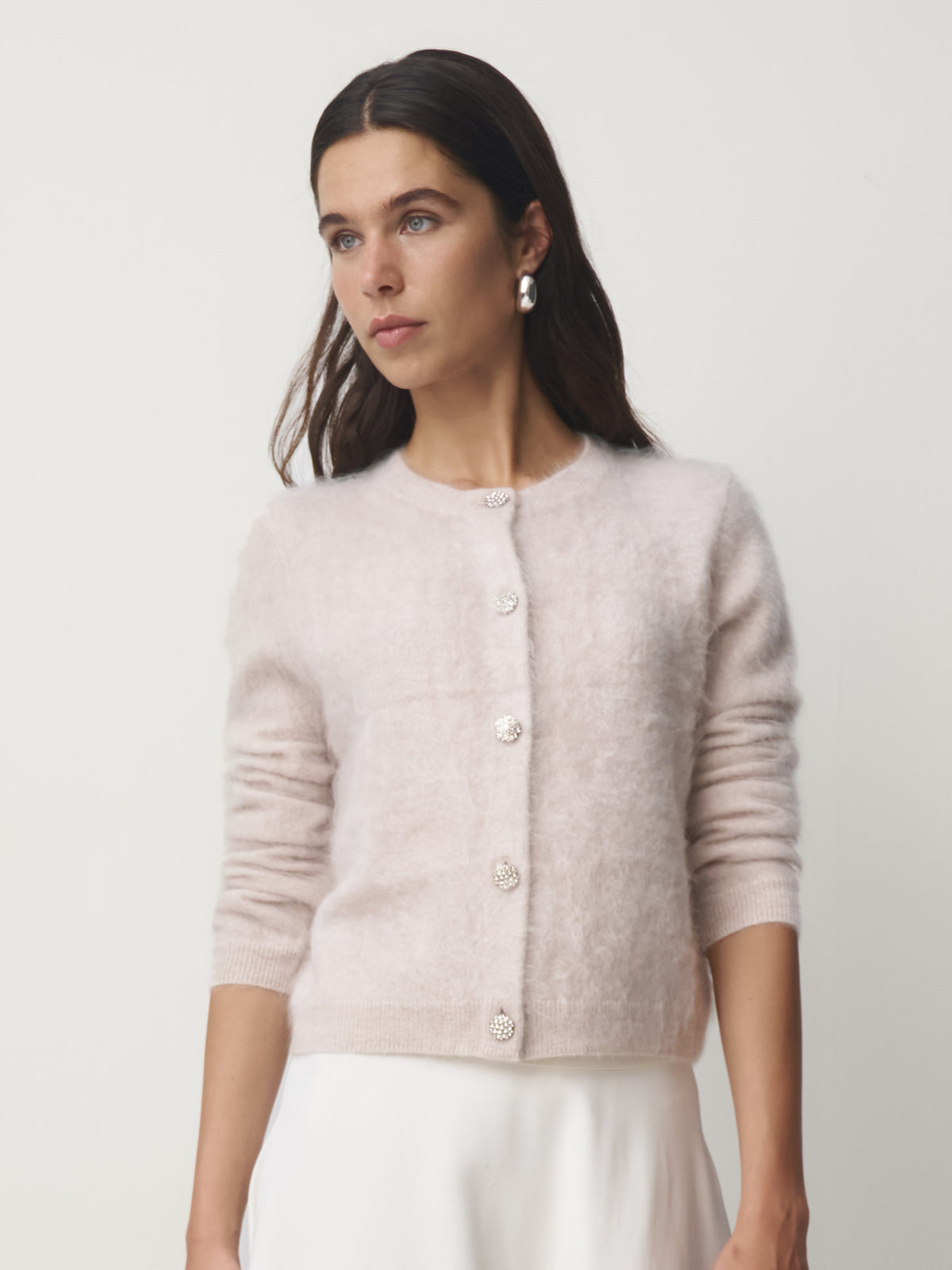 Cashmere Strickjacke gebrusht Schmuckknopf // alabaster