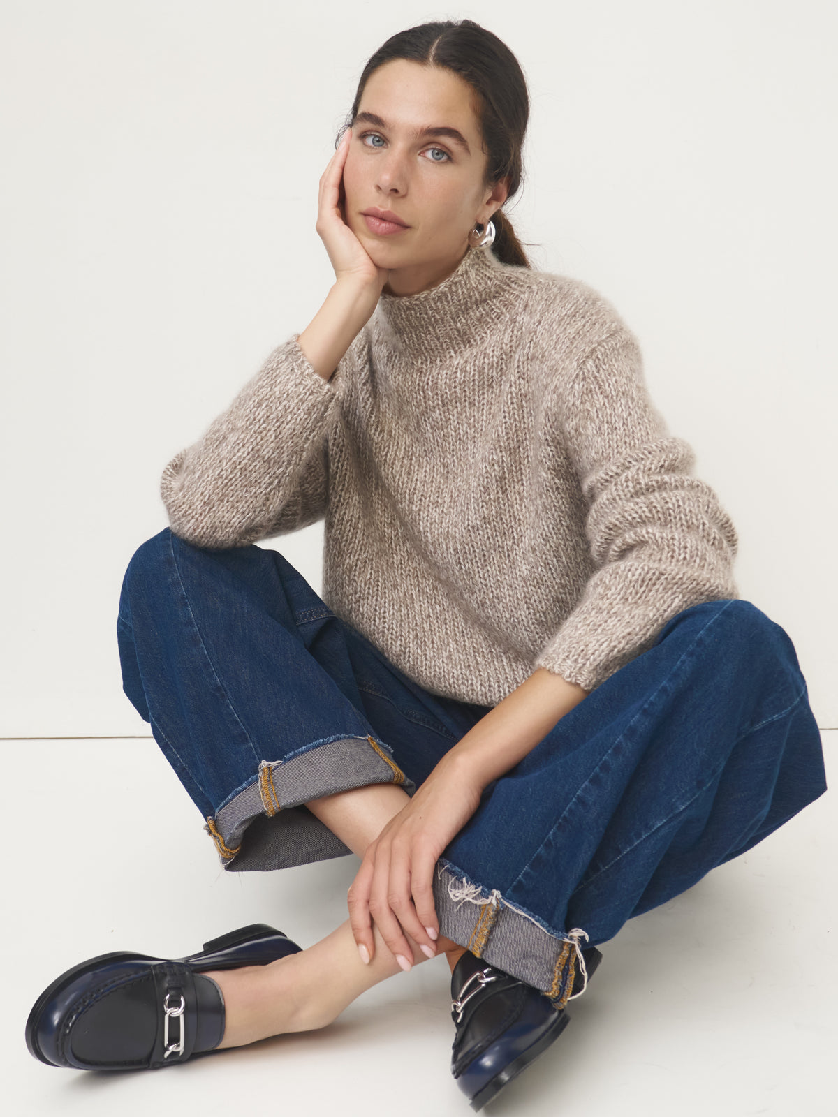 Modell trägt einen beigen Kaschmir-Cardigan von ESISTO
